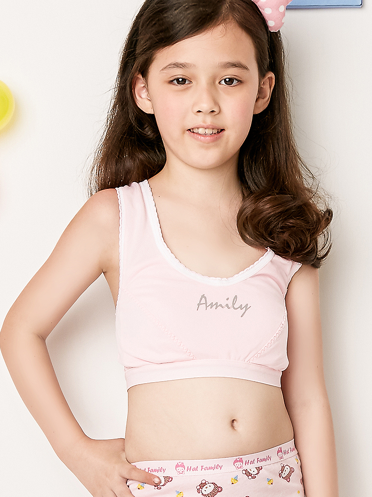 簡約休閒。寬肩短版女童胸衣