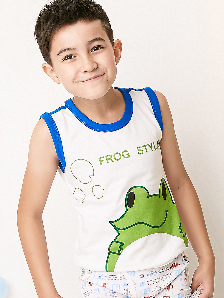 大眼綠蛙。寬肩男童內著背心