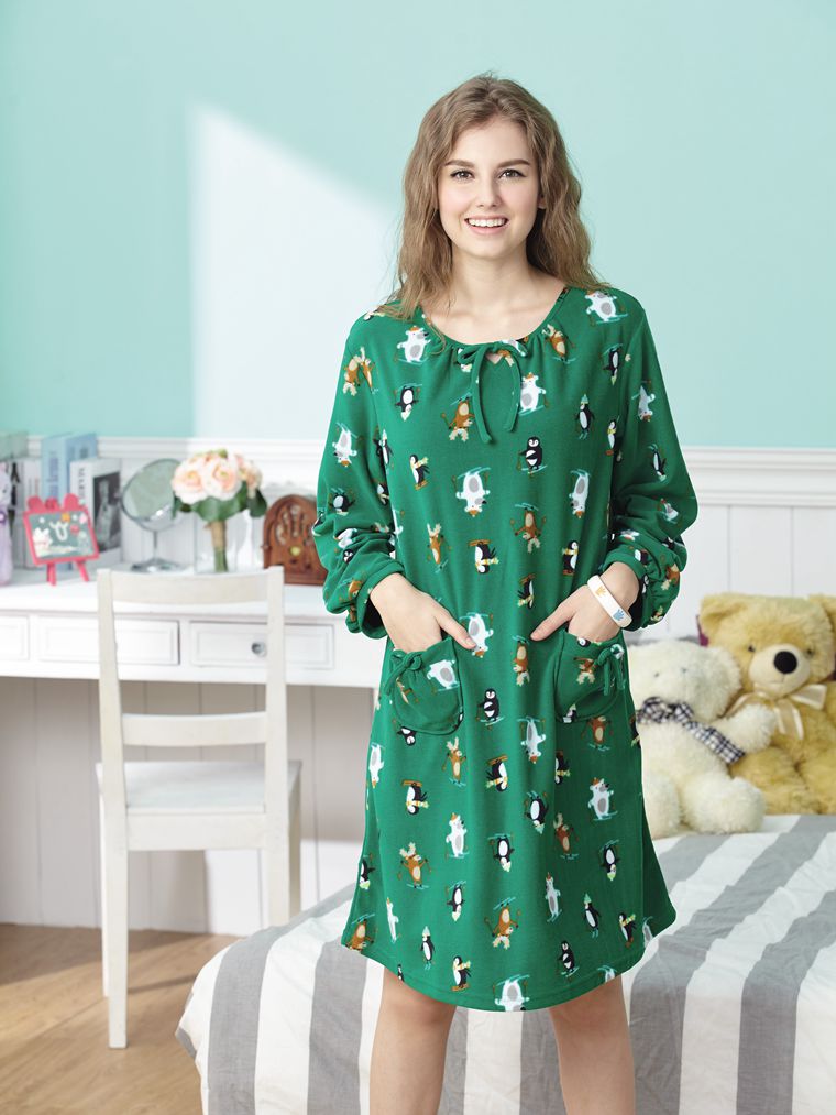 極地世界。裙裝女睡衣