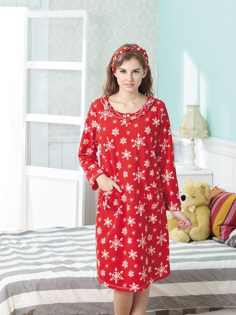 銀白雪花。裙裝女睡衣